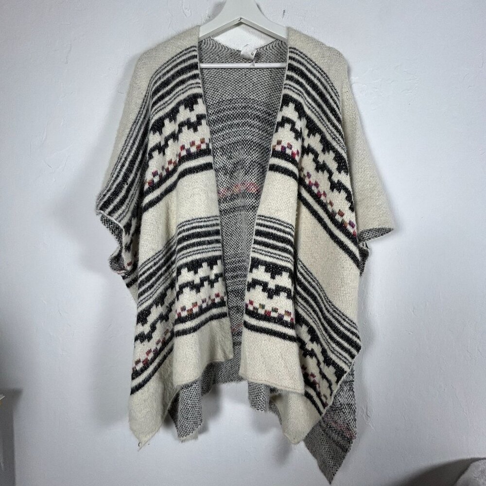 Akemi + Kin Womens Tallulah Eyelash Knit Plush Aztec Print Poncho Sweater OS